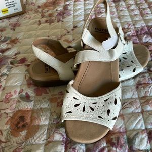 White leather Earth sandal